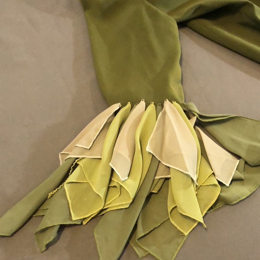 Chic Olive Green Midi Dress with Embellished Collar - Picture 13 of 16